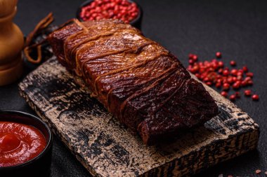 Lezzetli tütsülenmiş domuz eti ya da tuzlu tavuk, baharat ve çimento kaplı otlar.