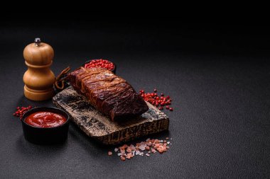 Lezzetli tütsülenmiş domuz eti ya da tuzlu tavuk, baharat ve çimento kaplı otlar.