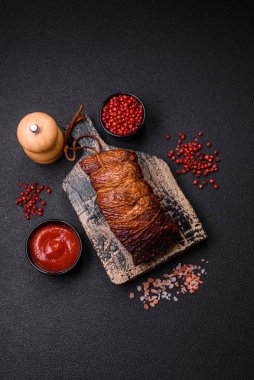 Lezzetli tütsülenmiş domuz eti ya da tuzlu tavuk, baharat ve çimento kaplı otlar.