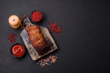 Lezzetli tütsülenmiş domuz eti ya da tuzlu tavuk, baharat ve çimento kaplı otlar.