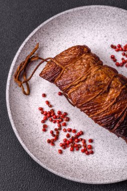 Lezzetli tütsülenmiş domuz eti ya da tuzlu tavuk, baharat ve çimento kaplı otlar.
