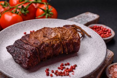 Lezzetli tütsülenmiş domuz eti ya da tuzlu tavuk, baharat ve çimento kaplı otlar.