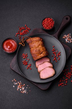 Lezzetli tütsülenmiş domuz eti ya da tuzlu tavuk, baharat ve çimento kaplı otlar.