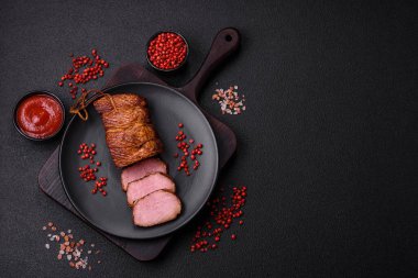 Lezzetli tütsülenmiş domuz eti ya da tuzlu tavuk, baharat ve çimento kaplı otlar.