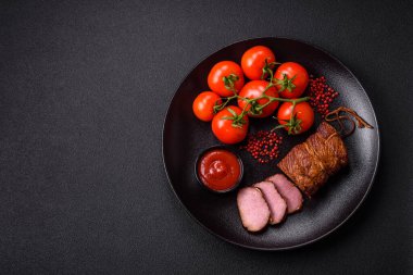 Lezzetli tütsülenmiş domuz eti ya da tuzlu tavuk, baharat ve çimento kaplı otlar.