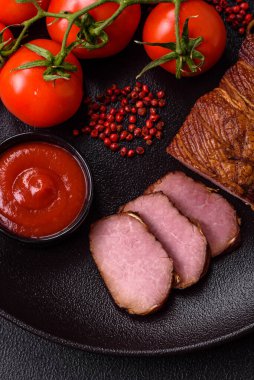 Lezzetli tütsülenmiş domuz eti ya da tuzlu tavuk, baharat ve çimento kaplı otlar.