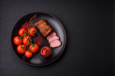 Lezzetli tütsülenmiş domuz eti ya da tuzlu tavuk, baharat ve çimento kaplı otlar.