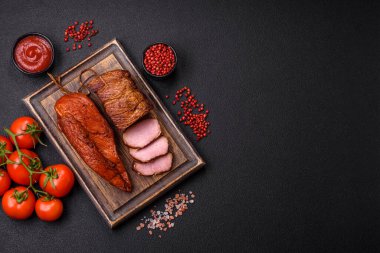 Lezzetli tütsülenmiş domuz eti ya da tuzlu tavuk, baharat ve çimento kaplı otlar.