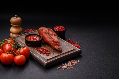 Lezzetli tütsülenmiş et göğsü. Tuzlu, baharatlı ve çimento kaplı.