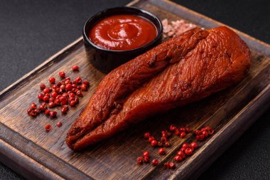 Lezzetli tütsülenmiş et göğsü. Tuzlu, baharatlı ve çimento kaplı.