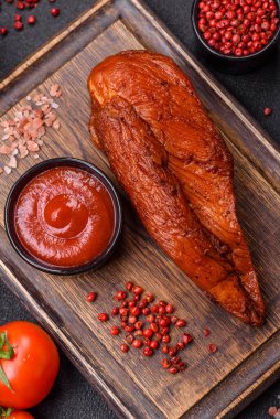 Lezzetli tütsülenmiş et göğsü. Tuzlu, baharatlı ve çimento kaplı.