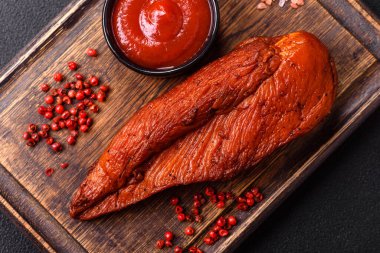 Lezzetli tütsülenmiş et göğsü. Tuzlu, baharatlı ve çimento kaplı.