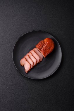 Lezzetli tütsülenmiş et göğsü. Tuzlu, baharatlı ve çimento kaplı.