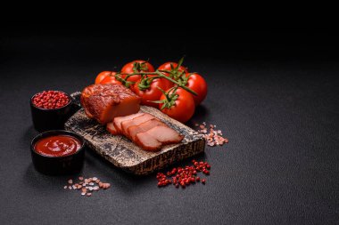 Lezzetli tütsülenmiş et göğsü. Tuzlu, baharatlı ve çimento kaplı.