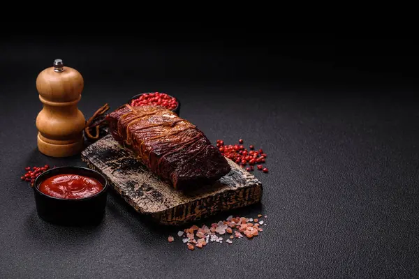 Lezzetli tütsülenmiş domuz eti ya da tuzlu tavuk, baharat ve çimento kaplı otlar.