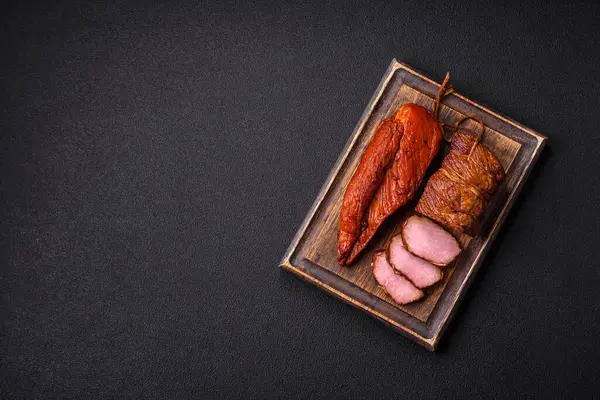 Lezzetli tütsülenmiş domuz eti ya da tuzlu tavuk, baharat ve çimento kaplı otlar.