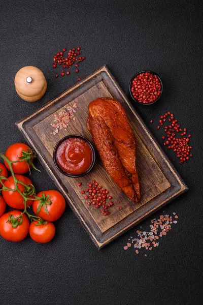 Lezzetli tütsülenmiş et göğsü. Tuzlu, baharatlı ve çimento kaplı.