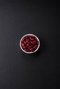 Sağlıklı bir kahvaltı hazırlamak için beyaz kasede tuzlu ve baharatlı konserve fasulye.