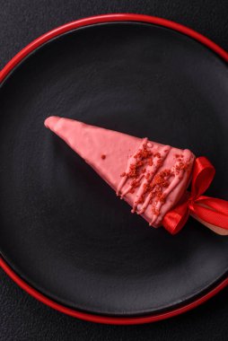 Koyu beton bir arka planda, ahşap bir çubukla meyveli lezzetli bir cheesecake.