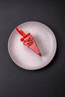 Koyu beton bir arka planda, ahşap bir çubukla meyveli lezzetli bir cheesecake.