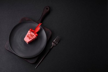 Koyu beton bir arka planda, ahşap bir çubukla meyveli lezzetli bir cheesecake.