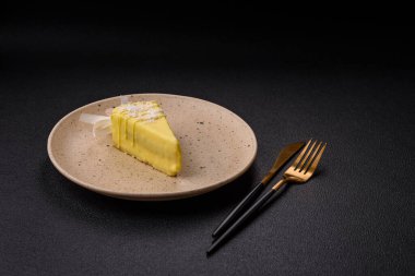 Koyu beton bir arka planda, ahşap bir çubukla meyveli lezzetli bir cheesecake.