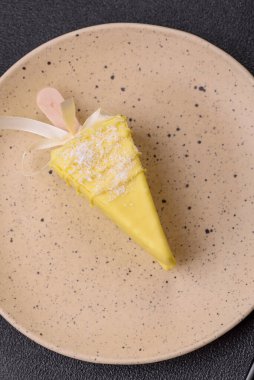 Koyu beton bir arka planda, ahşap bir çubukla meyveli lezzetli bir cheesecake.