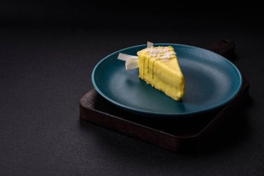 Koyu beton bir arka planda, ahşap bir çubukla meyveli lezzetli bir cheesecake.