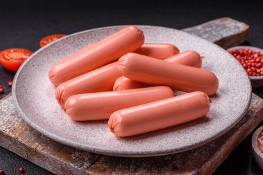 Lezzetli taze vejetaryen sosis veya sebze proteinli tofu veya seitan baklagillerden yapılmış sosis, arkaplanda tuz ve baharatlı yağsız buğday.