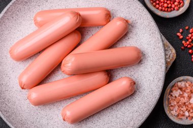 Lezzetli taze vejetaryen sosis veya sebze proteinli tofu veya seitan baklagillerden yapılmış sosis, arkaplanda tuz ve baharatlı yağsız buğday.