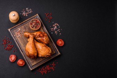 Izgarada pişirilmiş leziz tavuk bacakları. Tuz, baharat ve çimento kaplı otlarla birlikte.