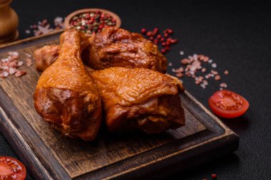 Izgarada pişirilmiş leziz tavuk bacakları. Tuz, baharat ve çimento kaplı otlarla birlikte.