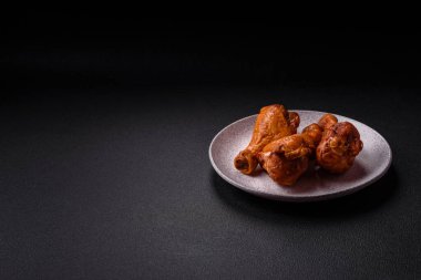 Izgarada pişirilmiş leziz tavuk bacakları. Tuz, baharat ve çimento kaplı otlarla birlikte.