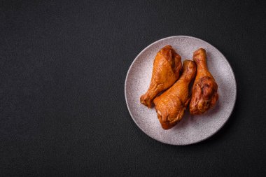 Izgarada pişirilmiş leziz tavuk bacakları. Tuz, baharat ve çimento kaplı otlarla birlikte.