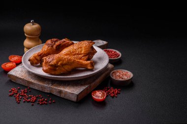 Izgarada pişirilmiş leziz tavuk bacakları. Tuz, baharat ve çimento kaplı otlarla birlikte.