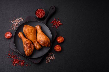 Izgarada pişirilmiş leziz tavuk bacakları. Tuz, baharat ve çimento kaplı otlarla birlikte.