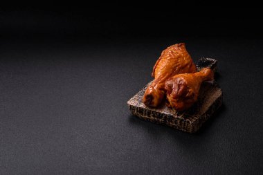 Izgarada pişirilmiş leziz tavuk bacakları. Tuz, baharat ve çimento kaplı otlarla birlikte.