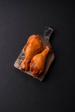 Izgarada pişirilmiş leziz tavuk bacakları. Tuz, baharat ve çimento kaplı otlarla birlikte.