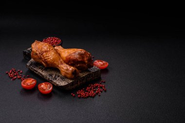 Izgarada pişirilmiş leziz tavuk bacakları. Tuz, baharat ve çimento kaplı otlarla birlikte.