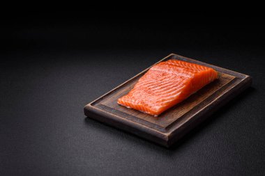 Izgara pişirme için baharatlı ve otlu taze çiğ somon bifteği. Sağlıklı deniz ürünleri