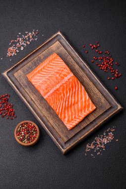 Izgara pişirme için baharatlı ve otlu taze çiğ somon bifteği. Sağlıklı deniz ürünleri