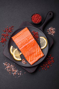 Izgara pişirme için baharatlı ve otlu taze çiğ somon bifteği. Sağlıklı deniz ürünleri