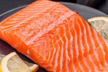 Izgara pişirme için baharatlı ve otlu taze çiğ somon bifteği. Sağlıklı deniz ürünleri