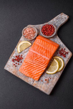 Izgara pişirme için baharatlı ve otlu taze çiğ somon bifteği. Sağlıklı deniz ürünleri