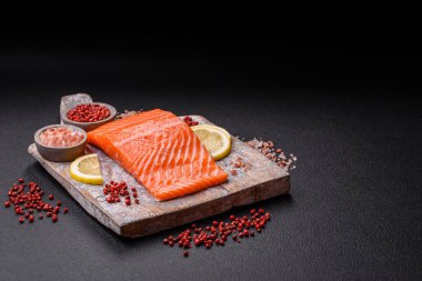 Izgara pişirme için baharatlı ve otlu taze çiğ somon bifteği. Sağlıklı deniz ürünleri