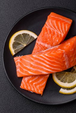 Izgara pişirme için baharatlı ve otlu taze çiğ somon bifteği. Sağlıklı deniz ürünleri