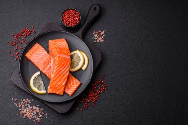 Izgara pişirme için baharatlı ve otlu taze çiğ somon bifteği. Sağlıklı deniz ürünleri