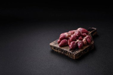 Tuzlu, baharatlı ve çimento kaplı çiğ tavuk kalbi.