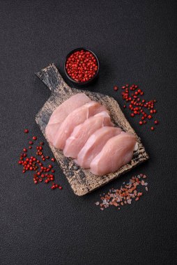 Tuzlu, baharatlı ve çimento kaplı çiğ tavuk ya da hindi filetosu dilimleri.