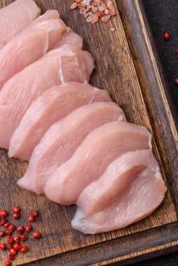 Tuzlu, baharatlı ve çimento kaplı çiğ tavuk ya da hindi filetosu dilimleri.